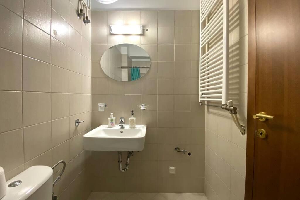 Nikitas' Apartment By The Tube Athènes Extérieur photo